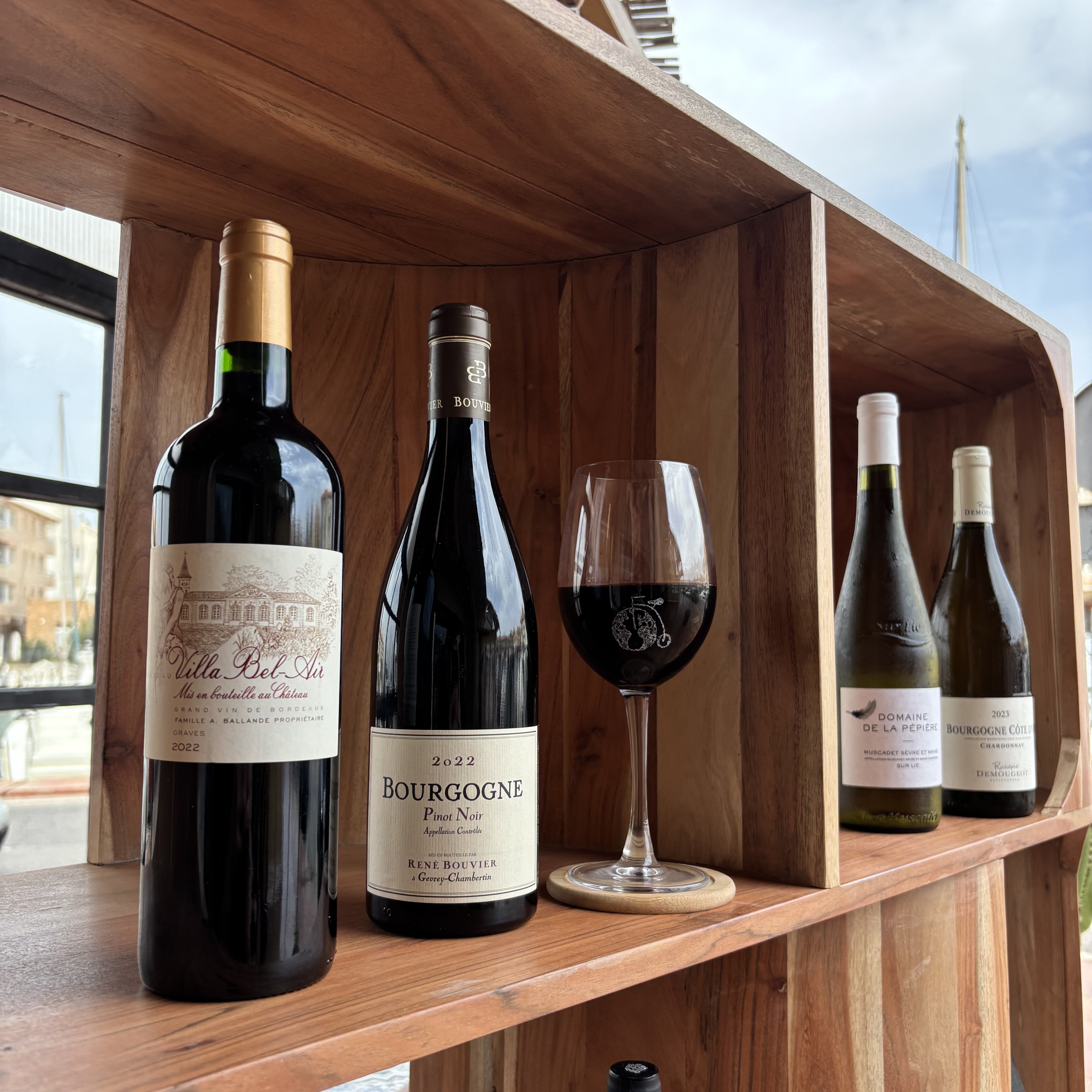 Selección de vinos en Fábrica Nómada Almerimar